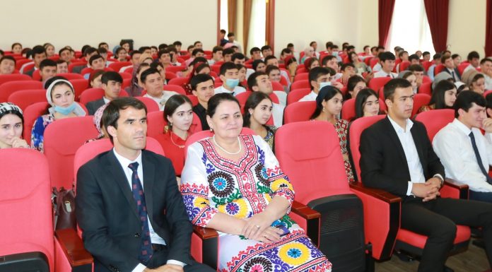 Студенты ТНУ приняли участие в просмотре спектакля «Ашки модар»