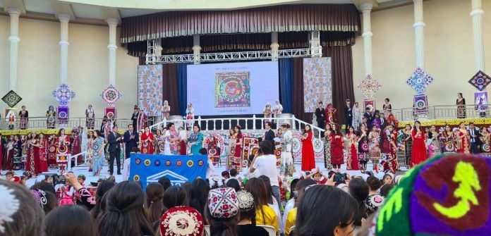 В Душанбе прошел фестиваль национальной одежды «Сад ранги чакан» («Сто оттенков чакана»)