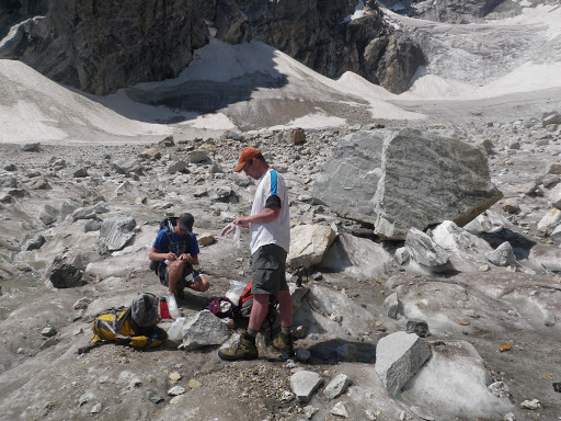 ЧАНД ДАСТОВАРДИ СОҲАИ ГЕОЛОГИЯ ДАР ЗАМОНИ ИСТИҚЛОЛИЯТ