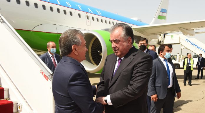 ДӮСТ МЕОЯД, ОҒӮШИ МО КУШОДА