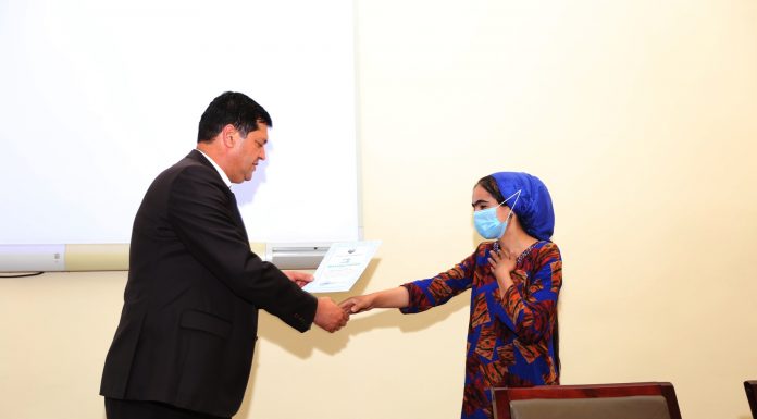 В ТНУ прошла церемония вручения сертификатов об окончании курсов шитья