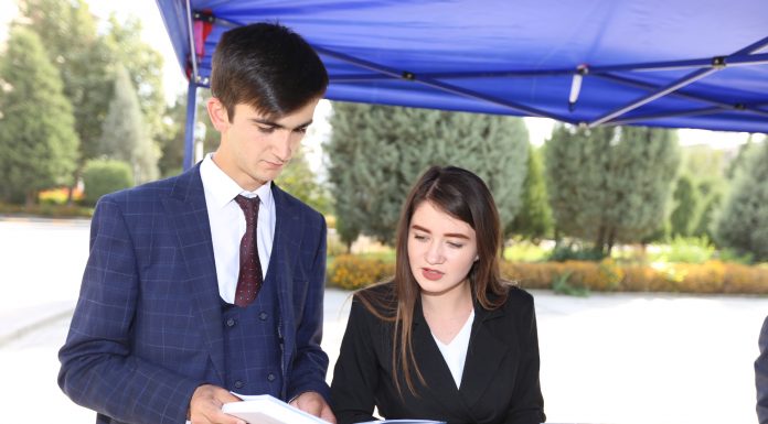 В студенческом городке ТНУ прошла выставка-ярмарка книг