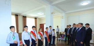 КӮДАКОН ДАР ПАНОҲИ ДАВЛАТАНД