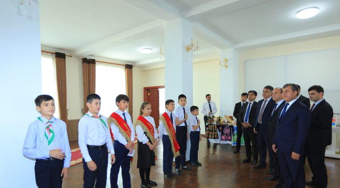 КӮДАКОН ДАР ПАНОҲИ ДАВЛАТАНД