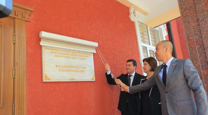 ИФТИТОҲИ БИНОИ НАВСОХТИ ДОНИШКАДАИ КОНФУТСИЙ ВА ИНШООТҲОИ НАЗДИ ОН