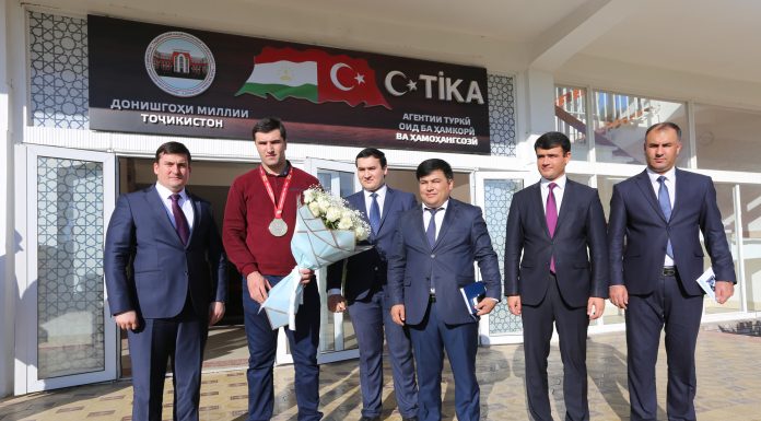 БОЗДИДИ ПАҲЛАВОНИ МАЪРУФИ ТОҶИК ТЕМУР РАҲИМОВ АЗ ОСОРХОНАИ ПЕШВОИ МИЛЛАТ