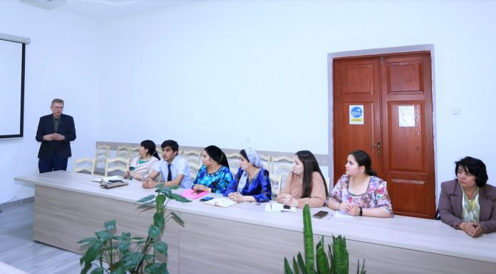 УСТОДОНИ ФАКУЛТЕТИ ФАРМАТСЕВТӢ АЗ ТАКМИЛИ ИХТИСОС МЕГУЗАРАНД