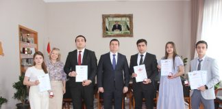 ВОХӮРИИ РЕКТОРИ ДОНИШГОҲ БО ДАСТАИ ОЛИМПИИ ФАКУЛТЕТИ ҲУҚУҚШИНОСӢ. ИШТИРОКЧИЁНИ ФОРУМИ XIII ИҚТИСОДИИ ҶАВОНОНИ АВРУОСИЁ