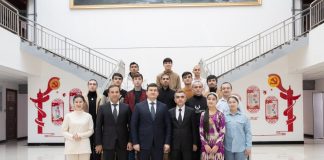 ВОХӮРИИ РЕКТОРИ ДОНИШГОҲ БО ДОНИШҶӮЁНИ ТОҶИК ДАР ДОНИШГОҲИ ОМӮЗГОРИИ СИНЗЯН