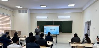 ПРОФЕССОР ЙЕ ДЖУН ПРОВЕЛ УРОК ПО КИТАЙСКОМУ ЯЗЫКУ ДЛЯ СТУДЕНТОВ