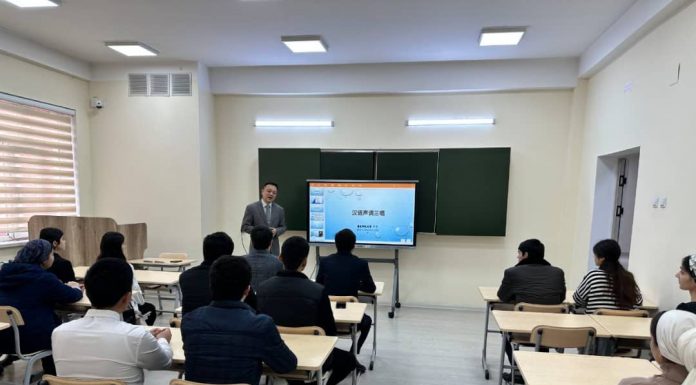 ДАРСИ ОЛИМИ ЧИНӢ ЙЕ ҶУН