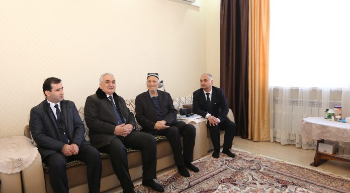 ПОЗДРАВЛЕНИЕ ВЕТЕРАНОВ ПЕДАГОГИЧЕСКОГО ТРУДА В ПРЕДДВЕРИИ НОВОГО 2025 ГОДА