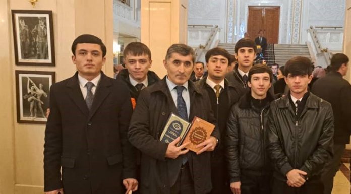 ИШТИРОКИ ФАЪОЛОНАИ УСТОДОНУ ДОНИШҶӮЁНИ ДОНИШГОҲ ДАР НАМОИШ-ФУРӮШИ КИТОБ