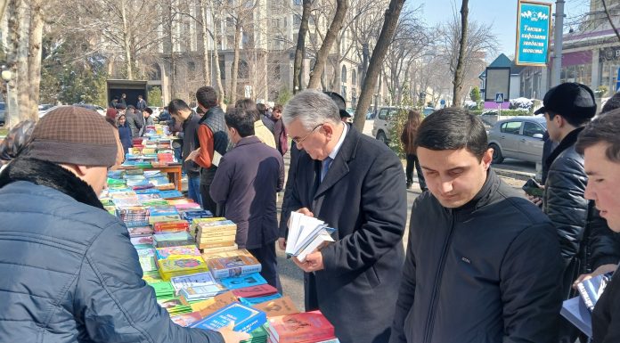 ИШТИРОКИ УСТОДОНУ ДОНИШҶӮЁН ДАР НАМОИШГОҲИ “ҲАДЯ БА МОДАР”