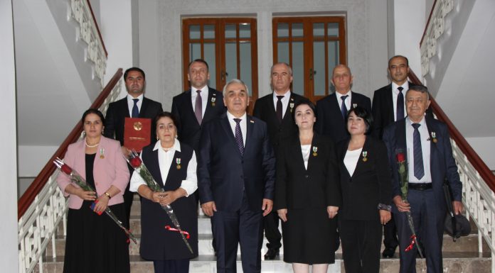 ТАҚДИМИ МУКОФОТҲОИ ДАВЛАТӢ БА УСТОДОНИ ДОНИШГОҲ ДАР ҲАМОИШИ ИЛМИЮ НАЗАРИЯВӢ