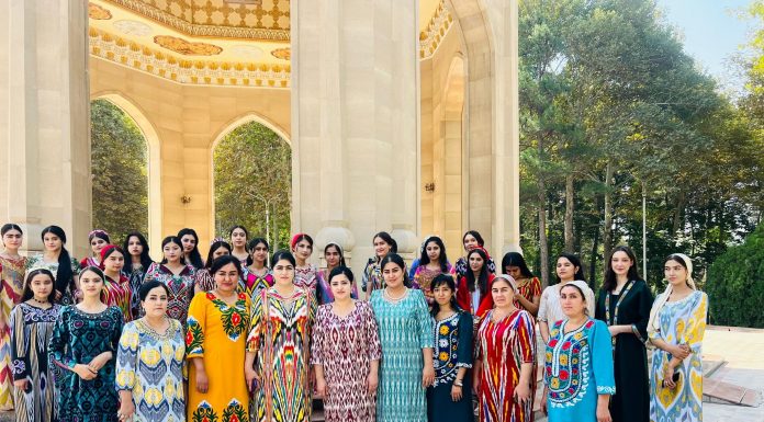 ИШТИРОКИ МАСЪУЛИН ВА ДОНИШҶӮДУХТАРОНИ ДМТ ДАР ФЕСТИВАЛИ ЛИБОСИ МИЛЛӢ