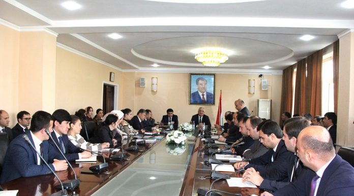 ВОХӮРИИ РЕКТОРИ ДОНИШГОҲ БО ОМӮЗГОРОНИ ҶАВОН