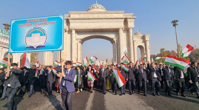 УЧАСТИЕ В МИРНОМ ШЕСТВИИ ЖИТЕЛЕЙ СТОЛИЦЫ, ПОСВЯЩЁННОМ ДНЮ ФЛАГА