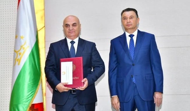 УСТОДОНУ КОРМАНДОНИ ДОНИШГОҲИ МИЛЛӢ БО МУКОФОТ ВА ҶОИЗАҲОИ ДАВЛАТӢ САРФАРОЗ ГАРДИДАНД