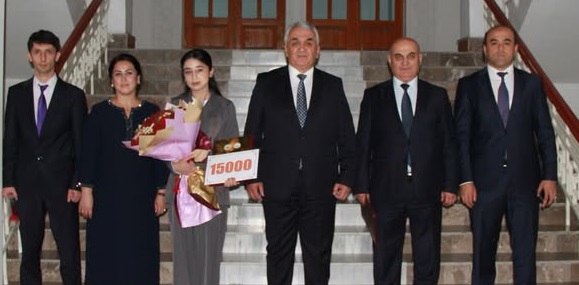 ДОНИШҶӮИ ДОНИШГОҲ СОҲИБИ ҶОЙИ ДУЮМИ ОЗМУНИ ҶУМҲУРИЯВИИ «ДОНАНДАИ БЕҲТАРИНИ АСАРҲОИ ПЕШВОИ МИЛЛАТ» ГАРДИД
